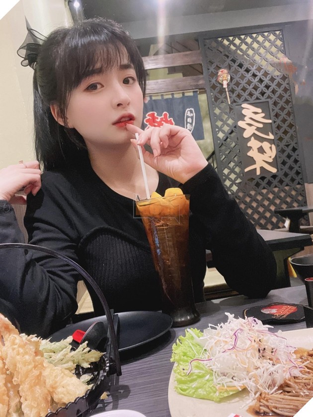 alt text: Mèo 2k4 livestream Liên Quân Mobile. Hình ảnh cô nàng đang tập trung chơi game với vẻ mặt nghiêm túc.