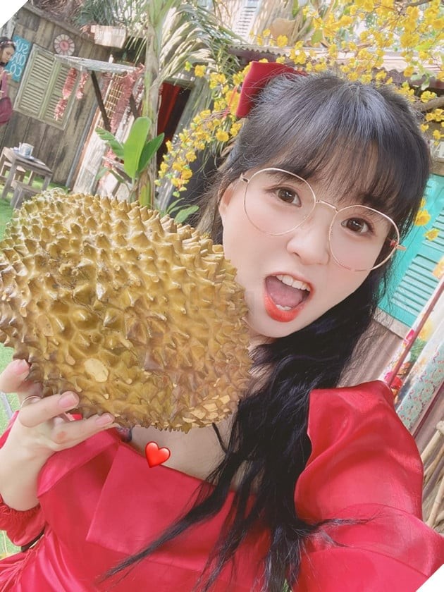 alt text: Mèo 2k4 tạo dáng nhí nhảnh. Hình ảnh cô nàng với biểu cảm đáng yêu, thu hút người xem.