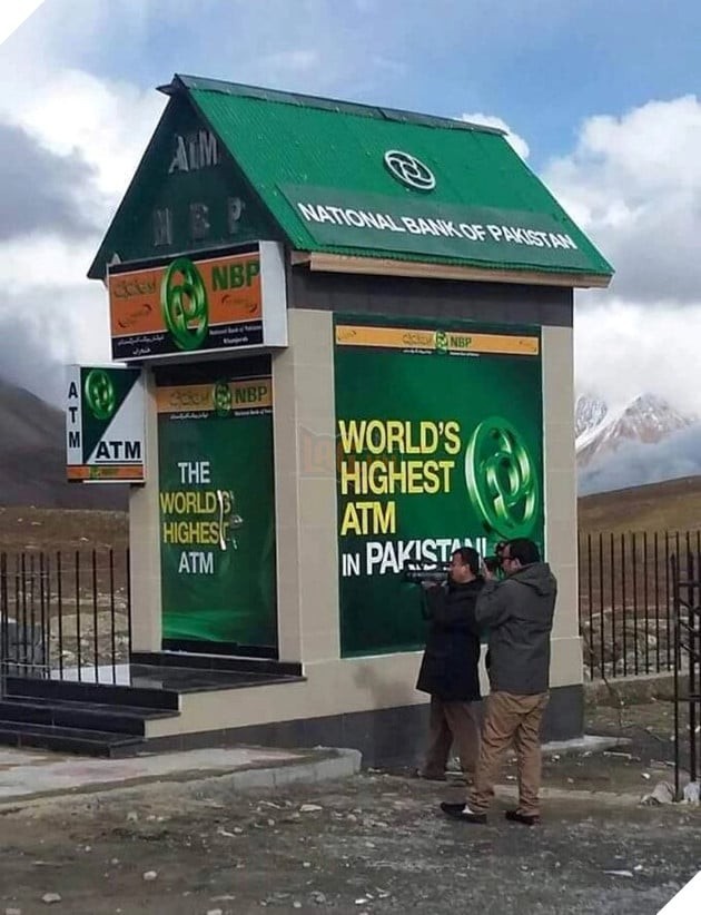 Cây ATM cô đơn ở ngọn đèo cao nhất thế giới 2