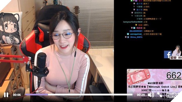 Cô nàng liên tục đứng dậy trong suốt phiên livestream