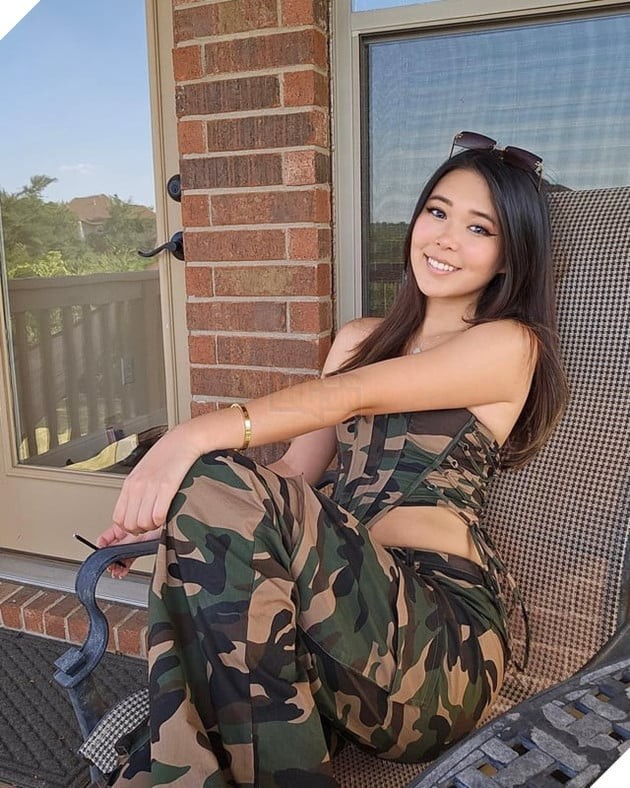 ExtraEmily lái xe và giao lưu với fan trong buổi stream