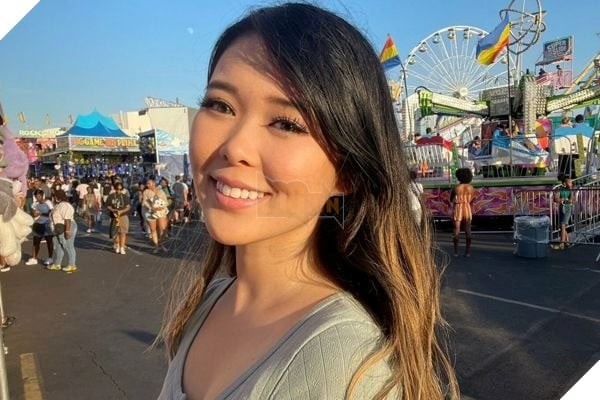 Nữ Streamer ExtraEmily Gây Lo Ngại Khi Phát Sóng Nội Dung Nguy Hiểm