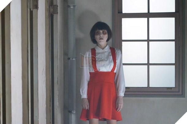 Hình ảnh Hanako-san xuất hiện từ bồn cầu