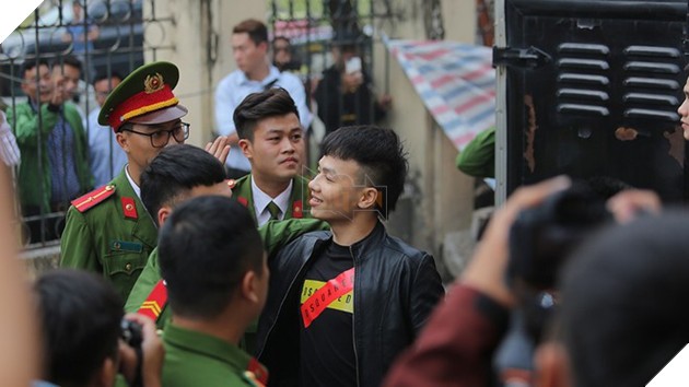 Khá &quot;bảnh&quot; vẫy tay chào anh em xã hội ở sân tòa