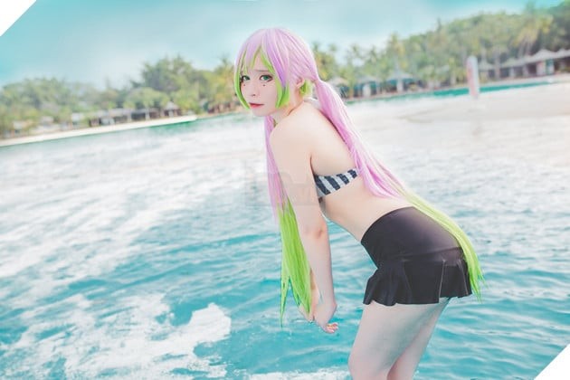 Meenfox cosplay Luyến Trụ Kanroji Mitsuri trong áo tắm ướt át 2