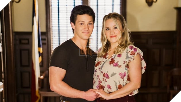 Montana Jordan và Emily Osment trong vai Georgie và Mandy