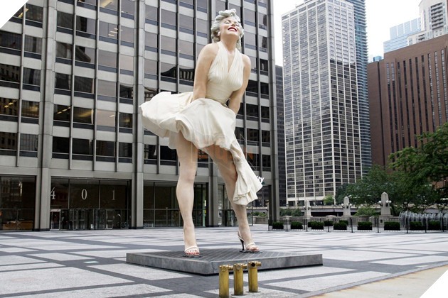 Người dân phản đối bức tượng Marilyn Monroe tốc váy