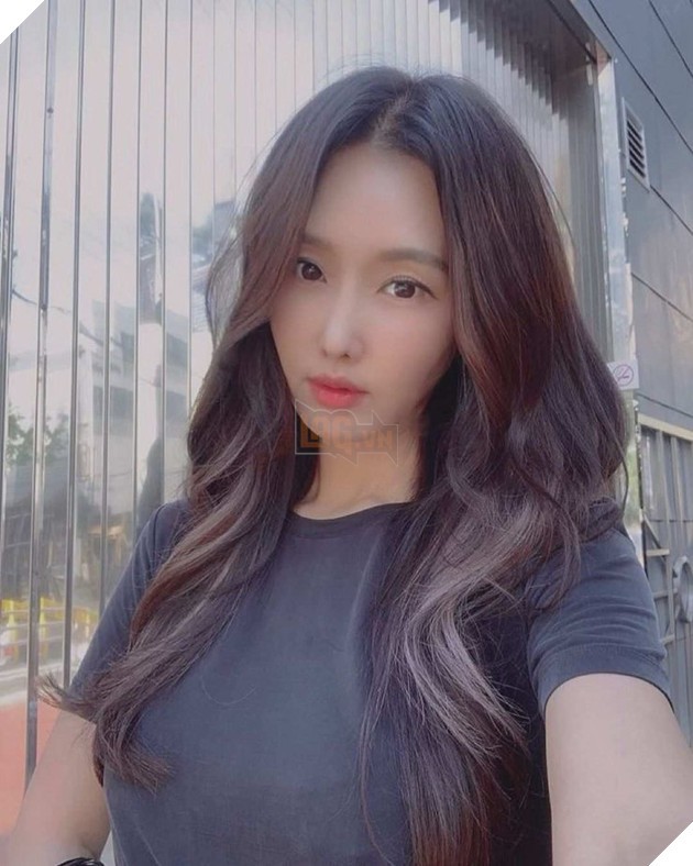 YouTuber Nóng Bỏng Khiến Cư Dân Mạng Sốc Khi Tiết Lộ Tuổi Thật