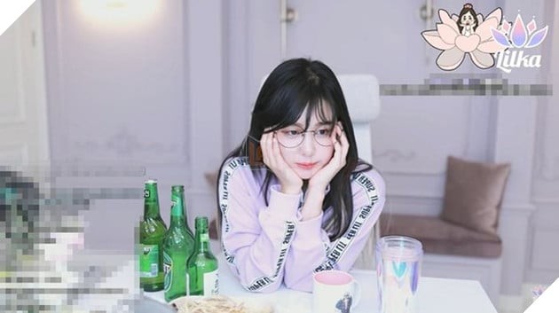 Rika chìm vào suy tư khi uống rượu