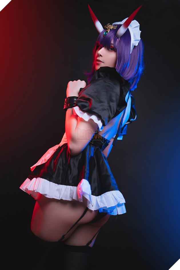 Sneaky cosplay Shuten Douji với trang phục hầu gái quyến rũ