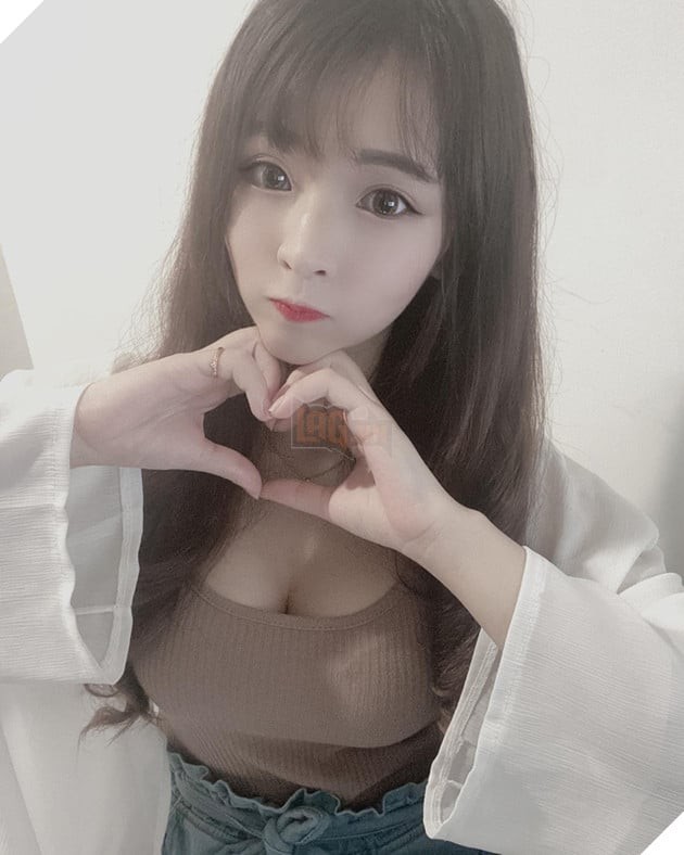 Xiao Yinger: Nữ Streamer Xinh Đẹp Cầu Xin Fan Nam Ngừng Gửi Hình “Họa Mi”